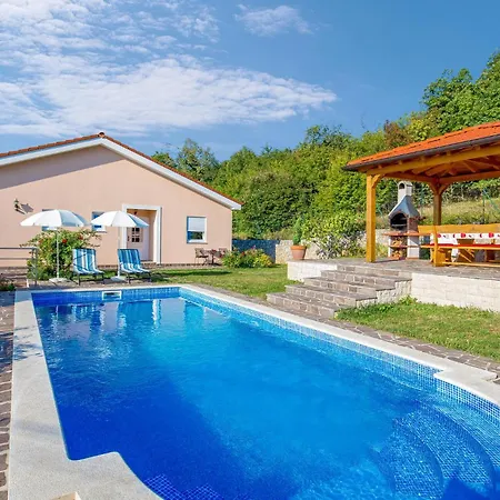 בית נופש Gorgeous In With Wifi קסטב